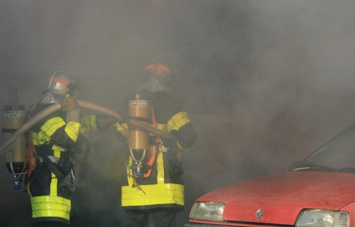 960x614_pompiers-en-intervention-voitures-brulees-emeutes-violences-urbaines-dans-les-cites-et-les-quartiers