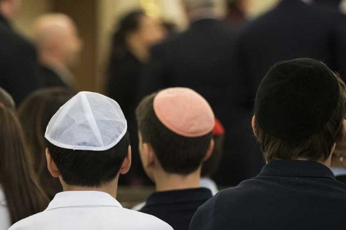 Antisemitisme-plus-de-250-personnalites-denoncent-une-epuration-ethnique-a-bas-bruit_846_564