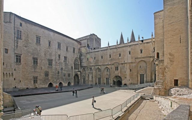1200px-Cour_dhonneur_palais_neuf_par_JM_Rosier-640x400
