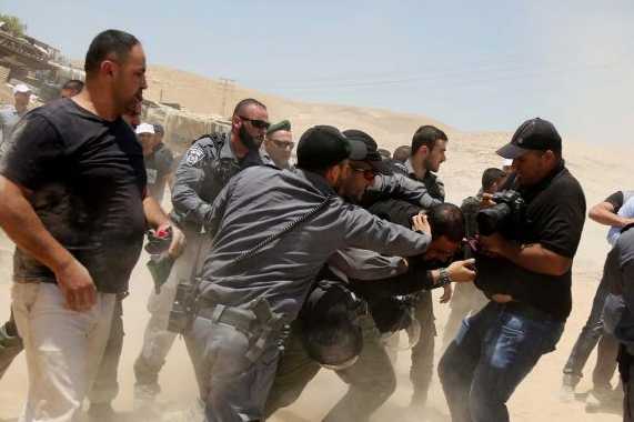 2018_7-5-Israeli-forces-can-be-seen-violently-attacking-Palestinians040718_SHH_00-15-604x403_571_381