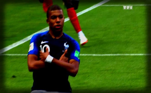 coupe-monde-de-fifa-2018-equipe-de-france-mbappe-nouvelle-star-1-ce4e39-0@1x