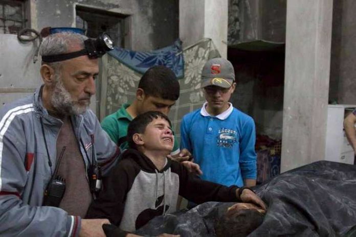 les-enfants-sont-regulierement-victimes-des-bombardements-qui-pleuvent-sur-alep-en-syrie_749_499