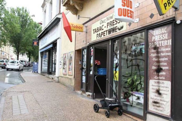 tags-nazis-et-antisemites-sur-la-vitrine-du-tabac-chez-nene-rue-neuve-d-argenson_932_622