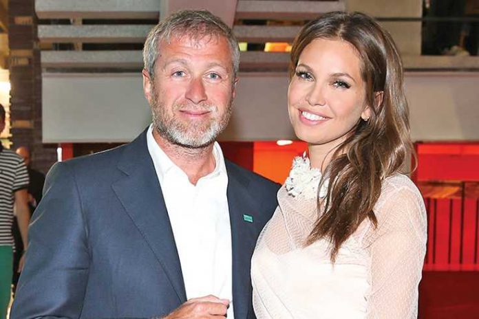 Roman-Abramovich-And-Dasha-Zhukova_737_491