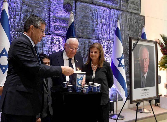 President-Rivlin-lighting-candle-with-Yuval-and-Dalia-Rabin2c-21-October-2018-696x509