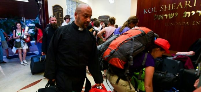 661_afp-news_dcc_83a_480ffe95e3e9c6e503bba56cc9_jmj-a-panama-de-jeunes-pelerins-polonais-heberges-dans-une-synagogue 000_1CH2YM-highDef