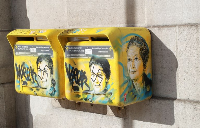 640x410_deux-boites-lettres-visage-simone-veil-recouvertes-croix-gammees-13e-arrondissement-paris