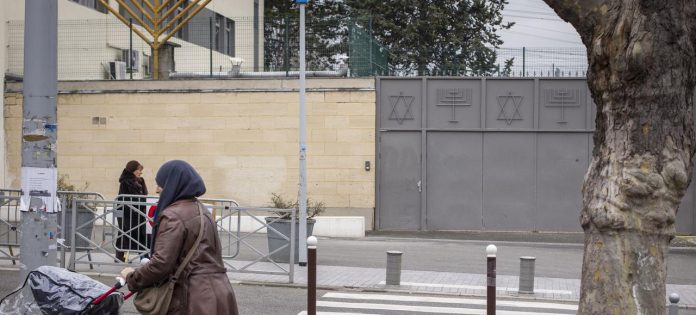 La synagogue de Sarcelles, 74, avenue Paul Valéry, 95200 Sarcelles.