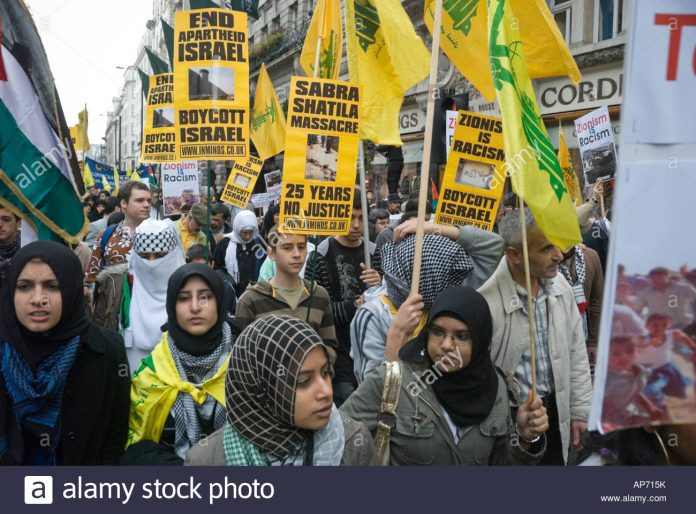 les-femmes-musulmanes-dans-lal-quds-day-mars-a-londres-demande-un-boycott-disrael-et-la-fin-de-lapartheid-israelien-ap715k