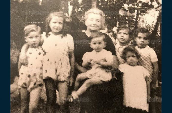 marie-lacroix-avec-ses-six-enfants-a-gauche-georges-et-etty-wrobel-sur-ses-genoux-son-petit-fils-serge-a-cote-sa-soeur-nicole-a-l-arriere-deux-autres-enfants-juifs-qu-elle-cachait-archive-dr-1557398168