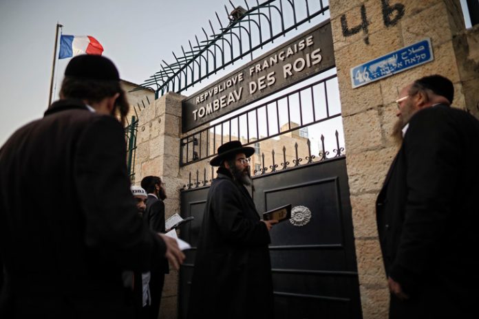 A-Jerusalem-Est-24-janvier-juifs-ultra-orthodoxes-prient-devant-Tombeau-ferme2010_1_729_486