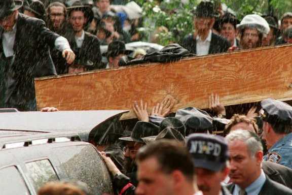 rebbe-schneerson-dies-funeral-696x387_576_384