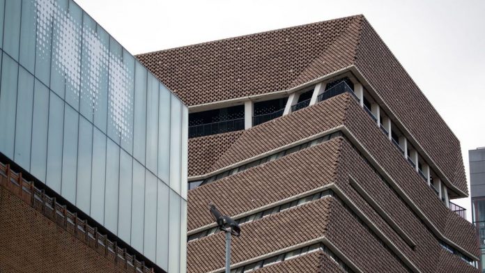 pousse-de-la-plateforme-d-observation-du-10e-etage-du-musee-tate-modern-a-londres-le-petit-francais-de-six-ans-est-tombe-sur-le-toit-du-5e-etage_6204480