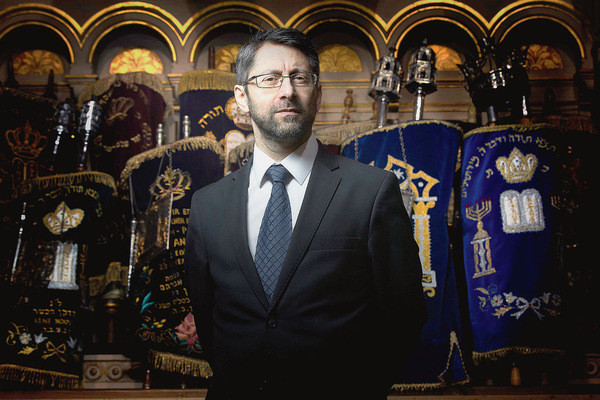Le-grand-rabbin-France-Haim-Korsia-dans-synanogue-Consistoire-central-israelite-France-Paris_0_730_400