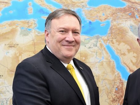 Mike-Pompeo-et-Bibi-Matti-Stern-US-Embassy-e1541350042784