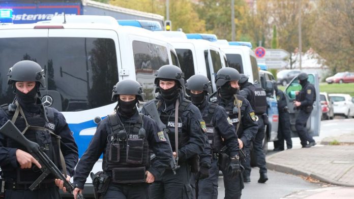 des-policiers-dans-une-rue-de-halle-allemagne-proche-du-site-d-une-fusillade-qui-a-fait-deux-morts-le-9-octobre-2019_6220544