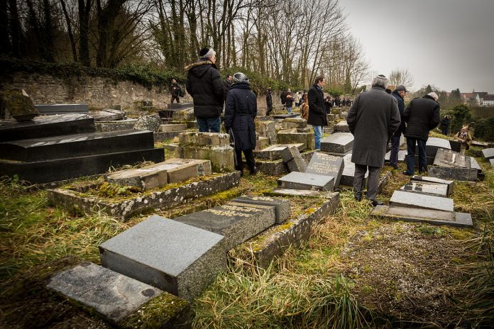 Sarre-Union_profanation_du_cimetière_juif_février_2015-4