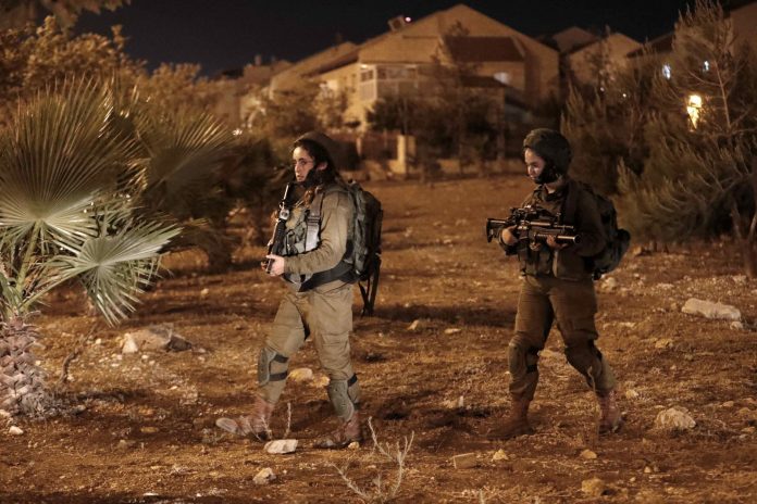 apres-l-attaque-des-soldats-israeliens-sont-arrives-sur-les-lieux-et-ont-procede-a-des-recherches-dans-la-region-la-cisjordanie-est-un-territoire-palestinien-occupe-militairement-par-israel-pho