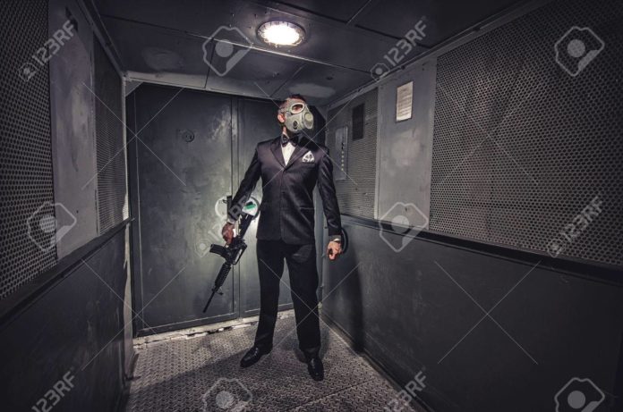 68163917-l-homme-dans-un-masque-à-gaz-et-costume-debout-vieil-ascenseur-agent-secret-terroriste-ou-d-affa