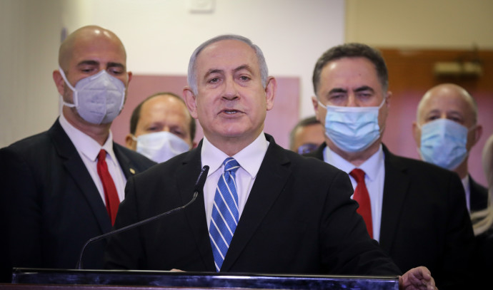 Bibi-et-les-ministres-masqués-YS