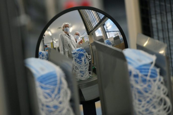 des-employes-de-l-usine-kolmi-hopen-de-fabrication-de-masques-le-31-mars-2020