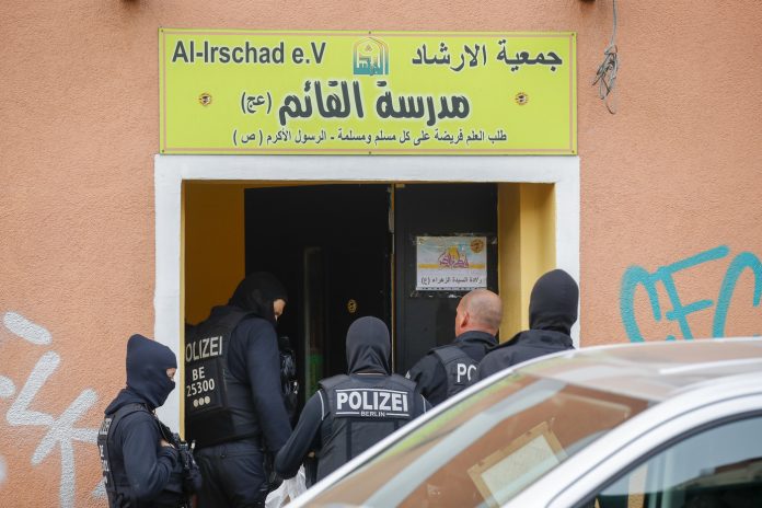 police-penetre-mosquee-Al-Irschad-Berlin-durant-serie-raids-Allemagne-contre-mosquees-associations-liees-Hezbollah-30-avril-2020_1_1400_933