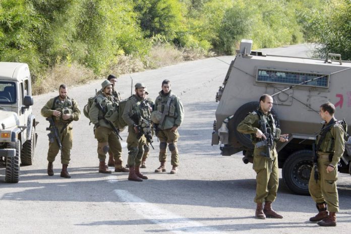 786445-soldats-tsahal-montent-garde-route