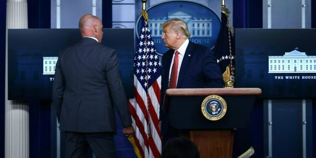 Trump-evacue-par-ses-gardes-du-corps-en-pleine-conference-de-presse