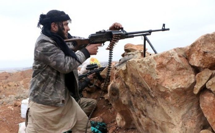7770019420_un-rebelle-syrien-combat-les-troupes-du-regime-de-bachar-al-assad-le-25-fevrier-2014-pres-d-alep