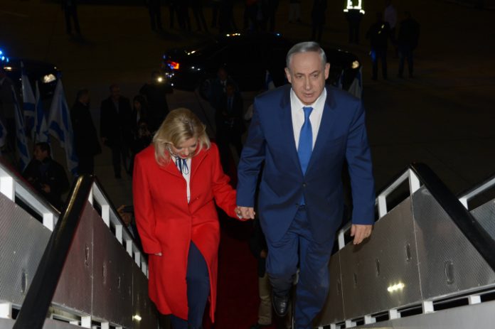 Bibi-et-Sarah-montent-dans-lavion-Amos-BG-GPO