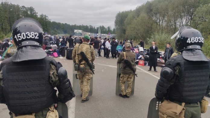 Photo-fournie-service-gardes-frontieres-ukrainiens-16-septembre-2020-montrant-pelerins-juifs-bloques-frontiere-entre-Ukraine-Belarus_1_729_410