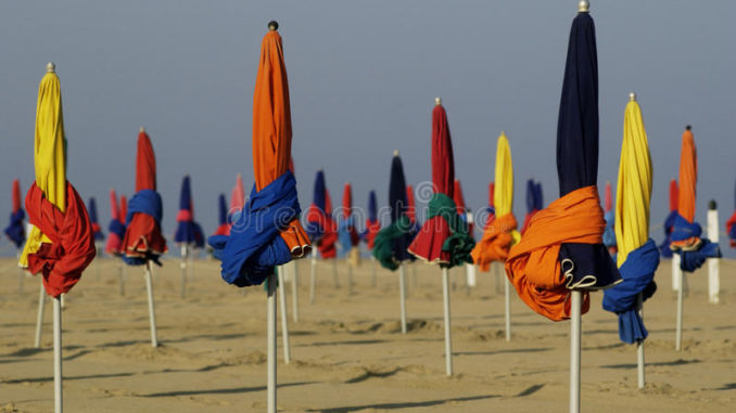 parasol-sur-la-plage-de-deauville-dans-normandie-34037510-678x381-1