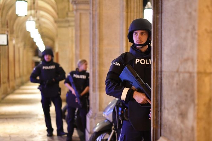 7800915833_sute-a-des-tirs-survenus-pres-d-une-synagogue-de-vienne-en-autriche-la-police-demande-a-la-population-de-s-ecarter-des-lieux-publics-et-des-transports-en-commun