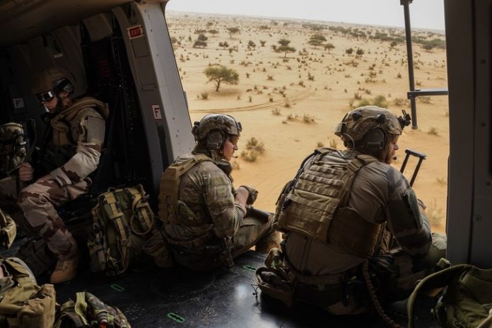 A-helicoptere-Caiman-commandos-27e-BIM-brigade-dinfanterie-montagne-survolent-region-Gao-Mali-mission-2019_0_729_486