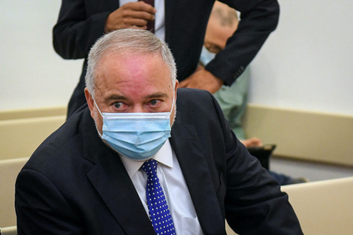 Avigdor-Lieberman-masque-696x464