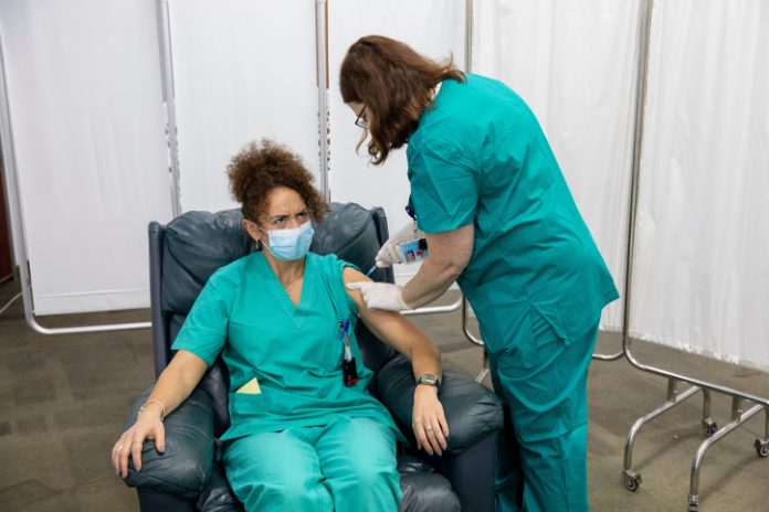 Vaccination-sur-une-infirmiere-OF