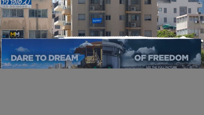 photo-prise-le-13-mai-2019-d-une-affiche-de-l-ong-israelienne-breaking-the-silence-parodiant-le-slogan-de-l-eurovision-sur-une-autoroute-a-tel-aviv_6179178