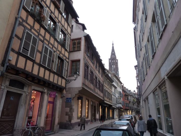 1200px-Rue_des_Juifs_Strasbourg_10408