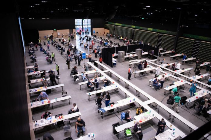 1379008-a-seattle-le-siege-d-amazon-s-est-transforme-en-centre-de-vaccination