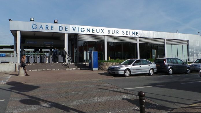 2048px-gare-de-vigneux-sur-seine-20130417-095448