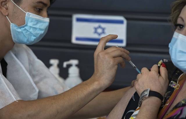 640x410_une-femme-israelienne-recoit-le-vaccin-dans-un-centre-de-vaccination-a-tel-aviv-en-israel-le-6