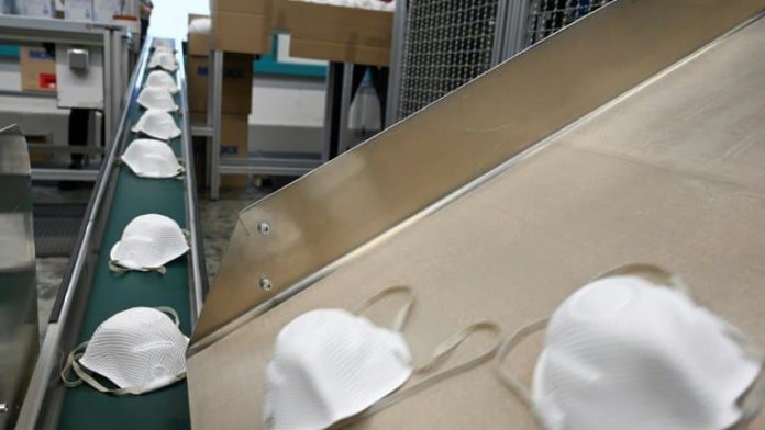 Des-masques-FFP2-fabriques-a-lusine-Moldex-Metric-de-Walddorfhaeslach-en-Allemagne-le-20-janvier-2021-882643