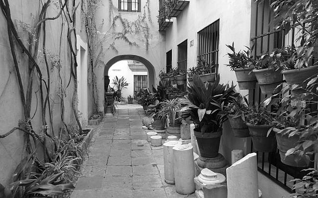 Casas_de_la_Judera-_San_Bartolom-_Sevilla-_Espaa-_2015_06-ConvertImage-640x400