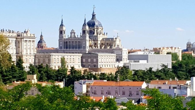 La-cathédrale-de-la-Almudena-et-le-palais-royal-de-Madrid-vus-depuis-le-parc-Casa-de-Campo-678x381