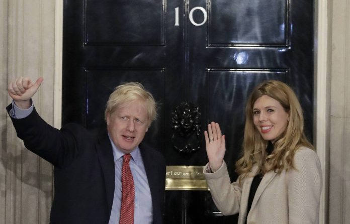 640x410_le-premier-ministre-britannique-boris-johnson-et-carrie-symonds-devant-le-10-downing-street-a