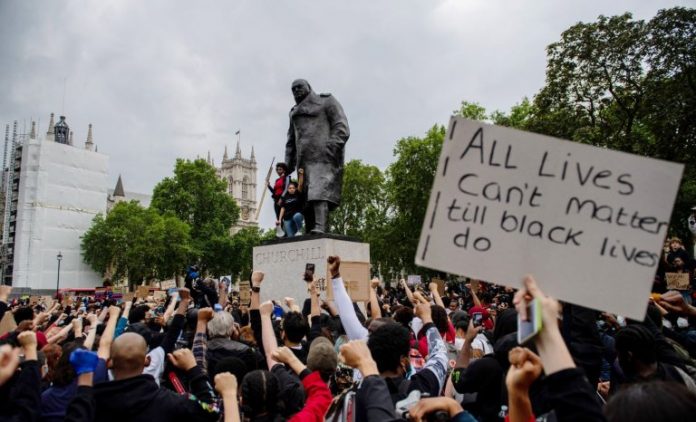 Churchill-Pancarte-Woke-Stubbs-768x466