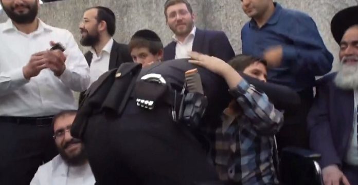 Meron-le-policier-arabe-remercie-par-un-enfant