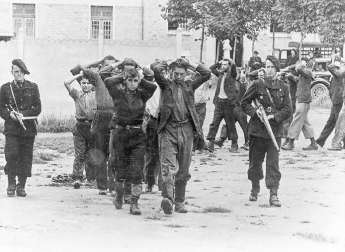 Arrestation aprËs une rafle effectuÈe par les miliciens du rÈgime de Vichy