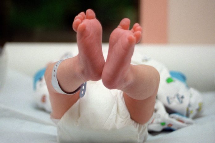 1347463-un-bebe-portant-une-couche-illustration