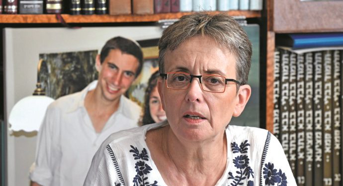 Leah-Goldin-Avshalom-Sassoni-690x375